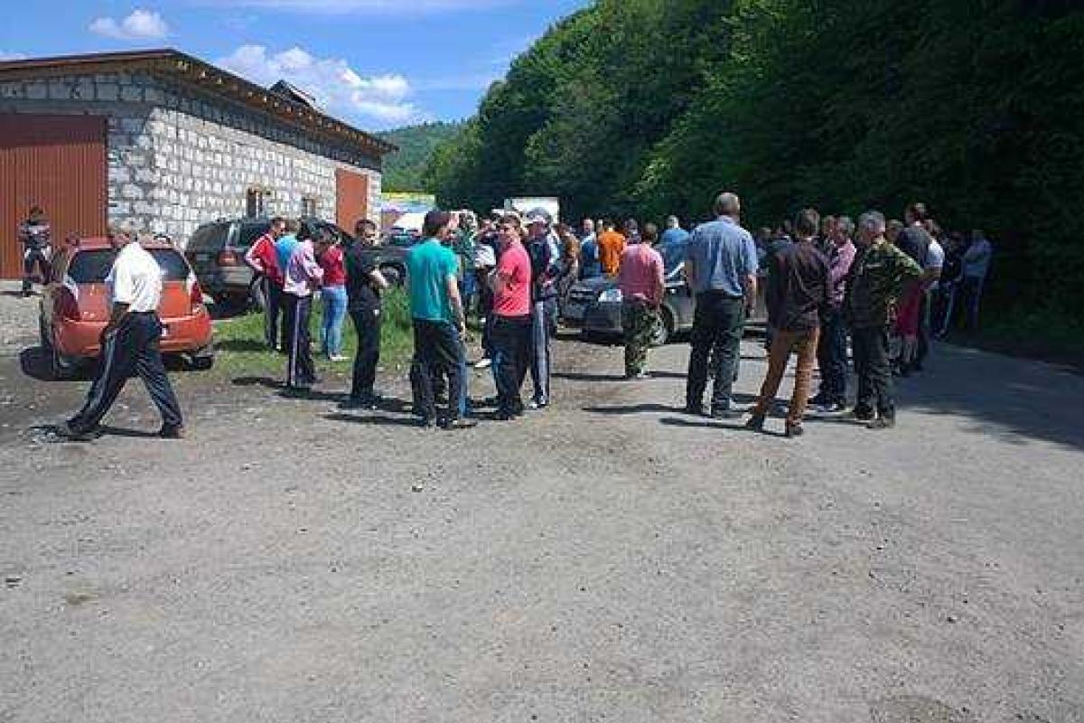 На Закарпатье недовольные граждане перекрыли дорогу На Закарпатье недовольные граждане перекрыли дорогу