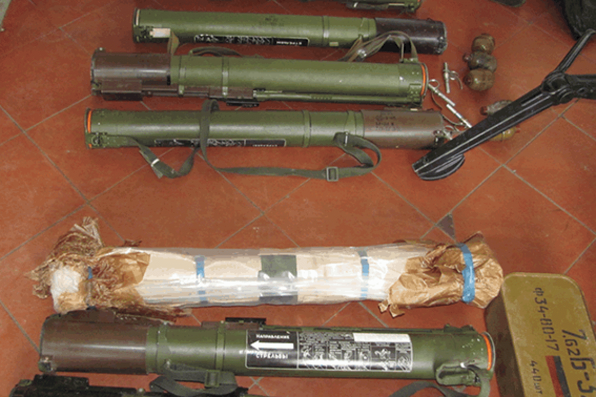 Целый арсенал оружия сдал в милицию житель Луганщины Целый арсенал оружия сдал в милицию житель Луганщины