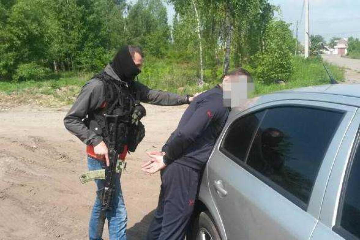 На Житомирщине местный житель пытался торговать оружием из зоны АТО На Житомирщине местный житель пытался торговать оружием из зоны АТО