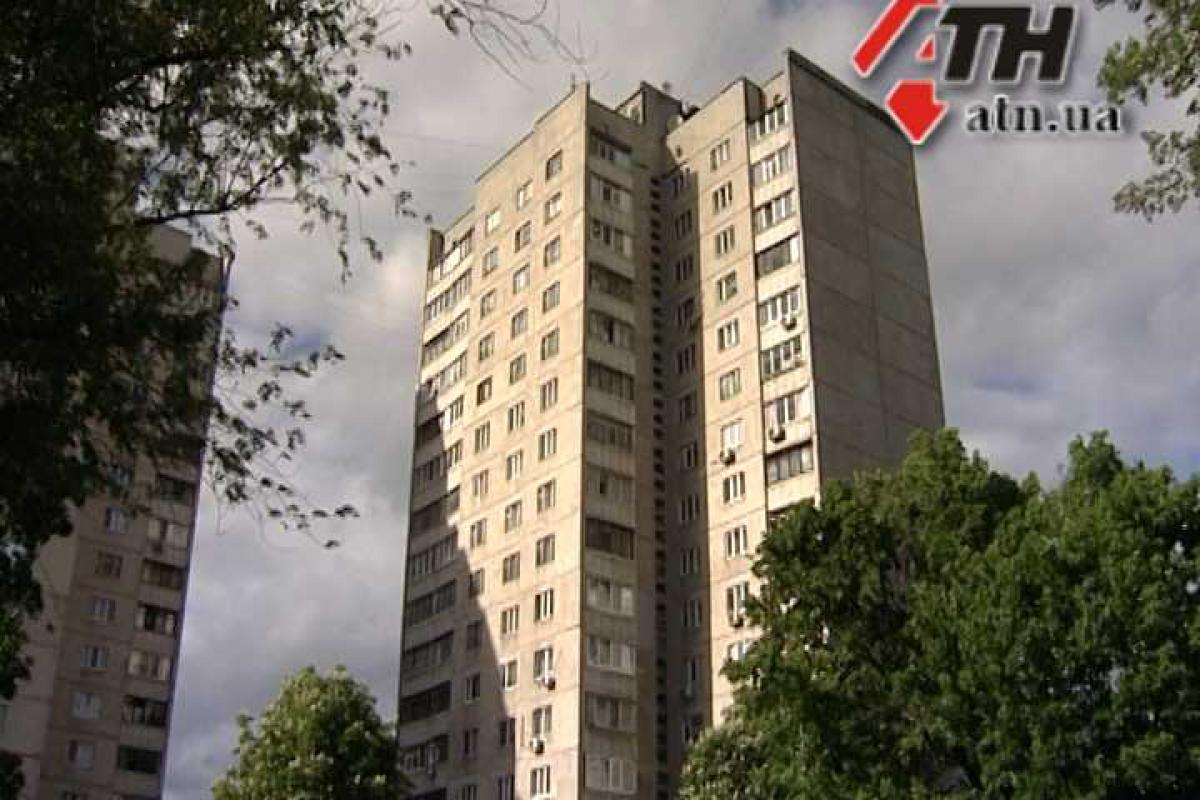 В Харькове молодая девушка выбросилась из окна с младенцем 