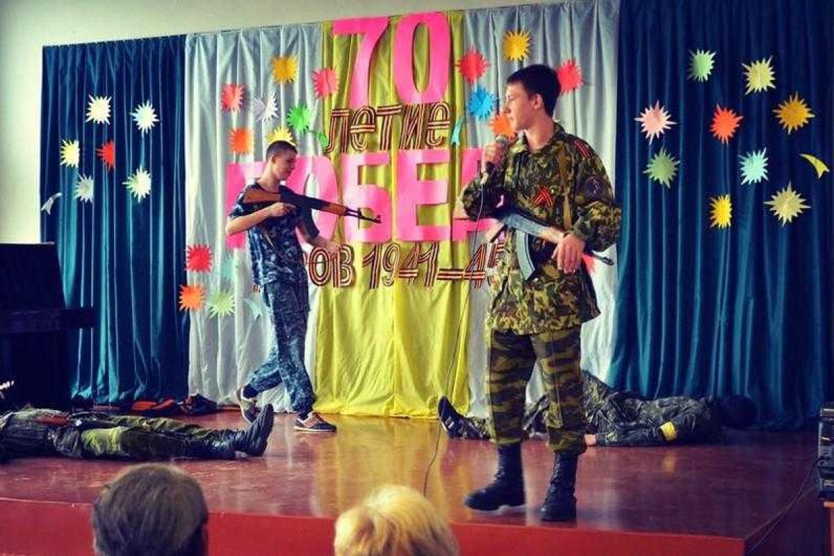 В школе Донецка ученики показали, как будут убивать украинцев В школе Донецка ученики показали, как будут убивать украинцев