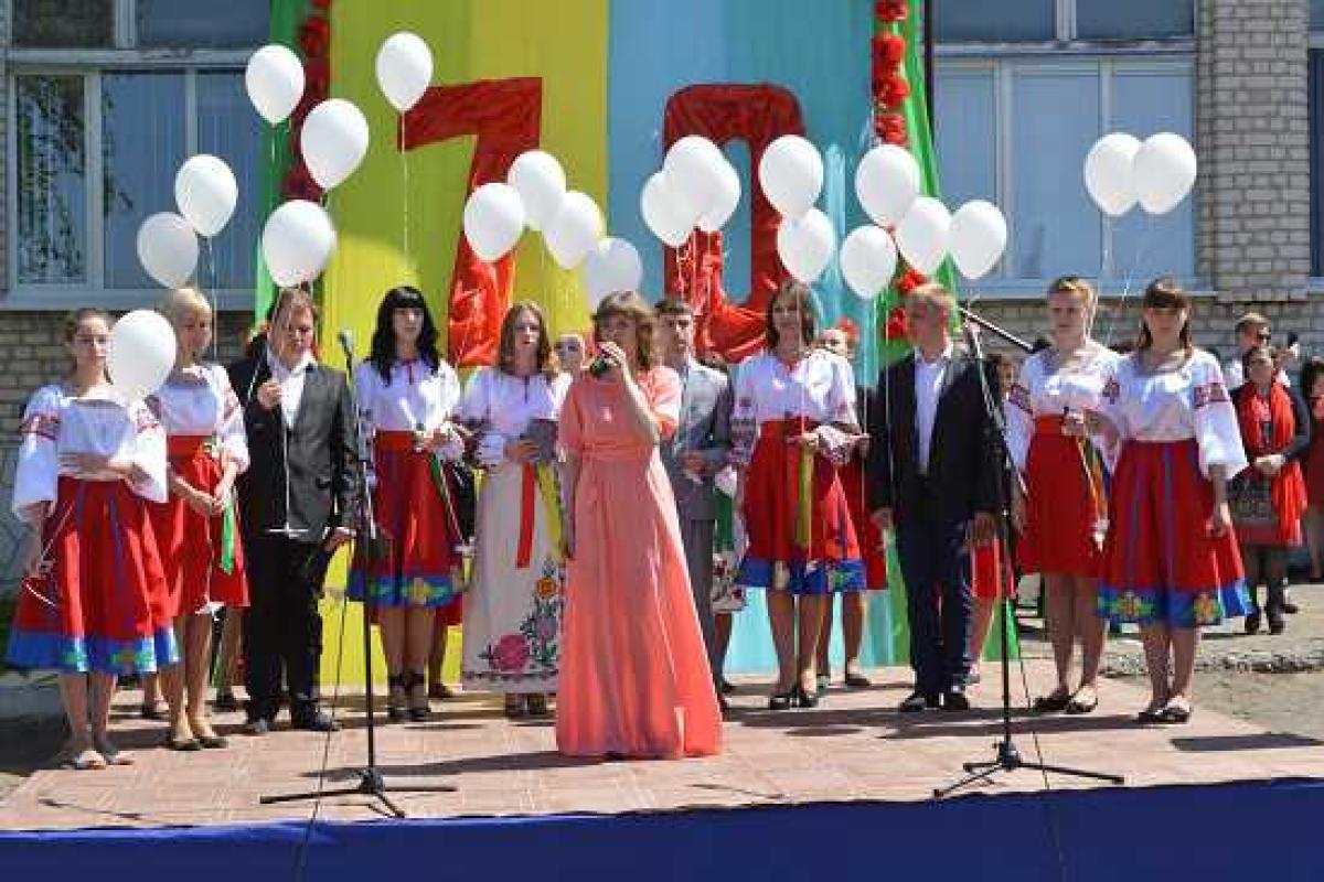 В ЛНУ сделали венок из 150-ти маков