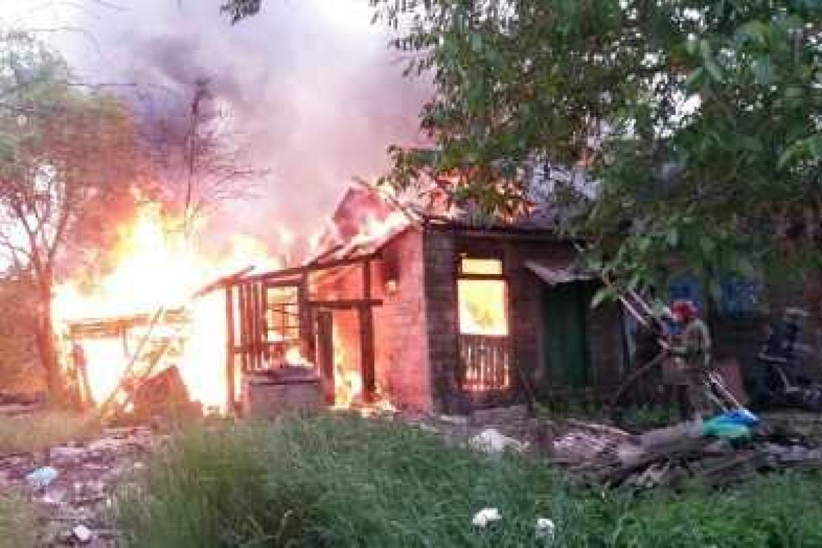 В Мариуполе горит частный дом, небо над Новоселовкой затянуто дымом В Мариуполе горит частный дом, небо над Новоселовкой затянуто дымом