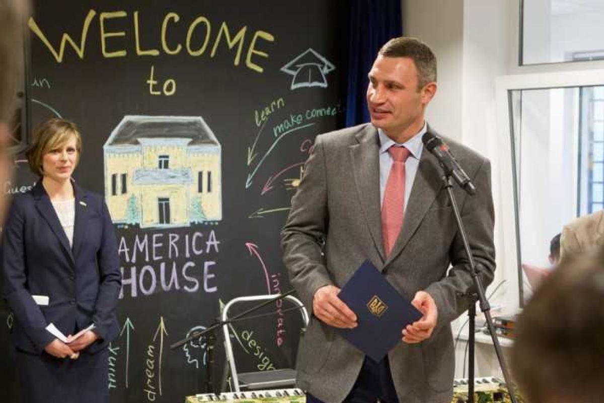 Кличко принял участие в церемонии открытия «Американского Дома»  Кличко принял участие в церемонии открытия «Американского Дома»