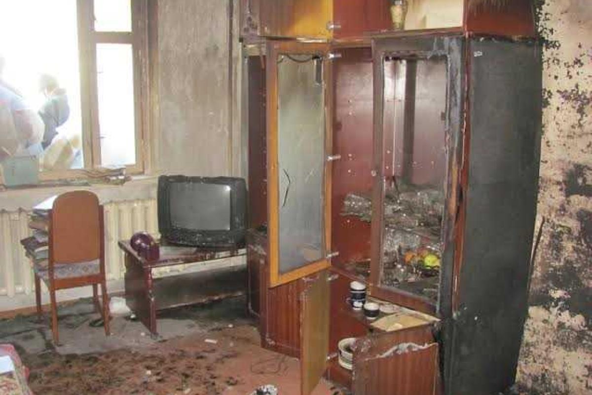 В Житомире преступники подожгли квартиру, чтобы скрыть убийство хозяйки В Житомире преступники подожгли квартиру, чтобы скрыть убийство хозяйки