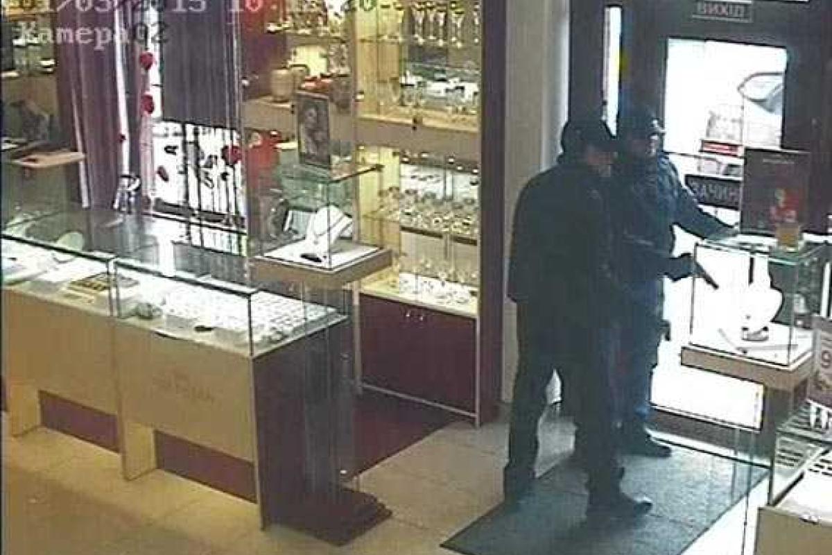 На Винничине злоумышленники напали на ювелирный магазин На Винничине злоумышленники напали на ювелирный магазин