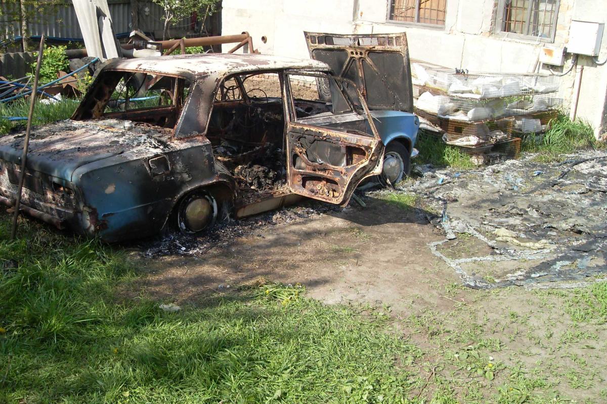 На Харьковщине в сгоревшем авто обнаружено тело погибшего мужчины На Харьковщине в сгоревшем авто обнаружено тело погибшего мужчины