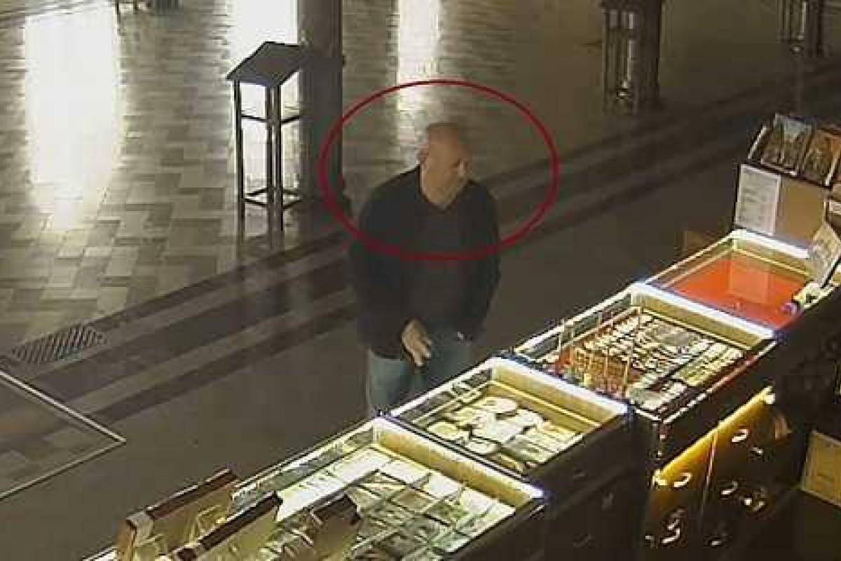 В Киеве злоумышленники похитили икону "Покрова Божьей Матери" В Киеве злоумышленники похитили икону "Покрова Божьей Матери"