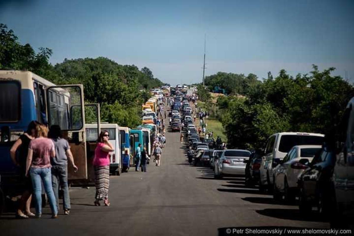 Вблизи Артемовска на блокпосту люди часами стоят в очередях