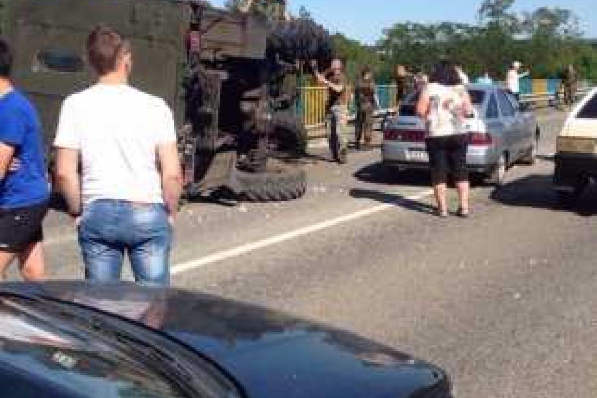 Под Харьковом грузовик с военными едва не слетел с моста Под Харьковом грузовик с военными едва не слетел с моста
