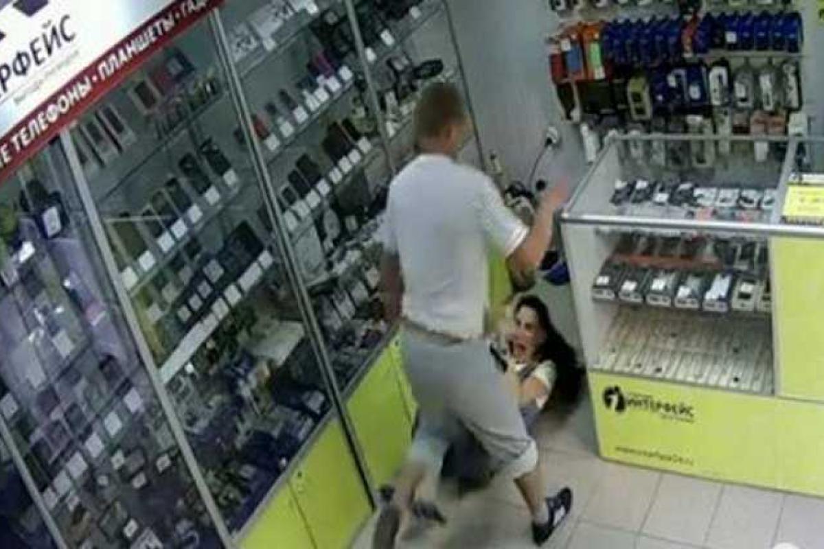 В Севастополе девушку-продавца жестоко избил покупатель В Севастополе девушку-продавца жестоко избил покупатель