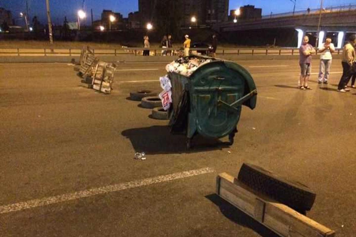 В Киеве снова баррикады: протестующие перекрыли проспект Бажана