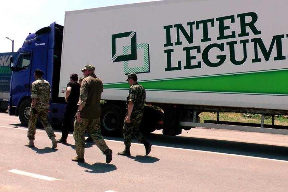 С Семенченко: За день в Крым прошло более 500 фур с продуктами, ширпотребом, строительными смесями и прочим