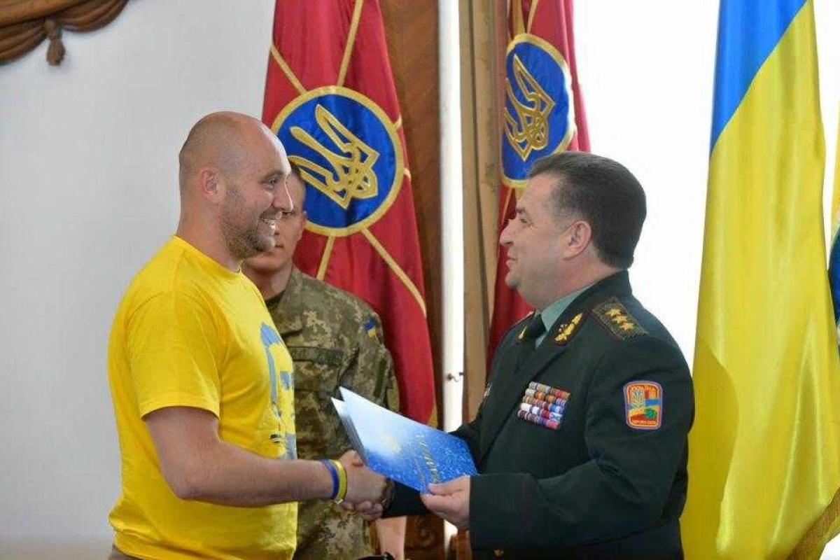 Полторак поздравил военных корреспондентов с наступающим Днем журналиста Полторак поздравил военных корреспондентов с наступающим Днем журналиста