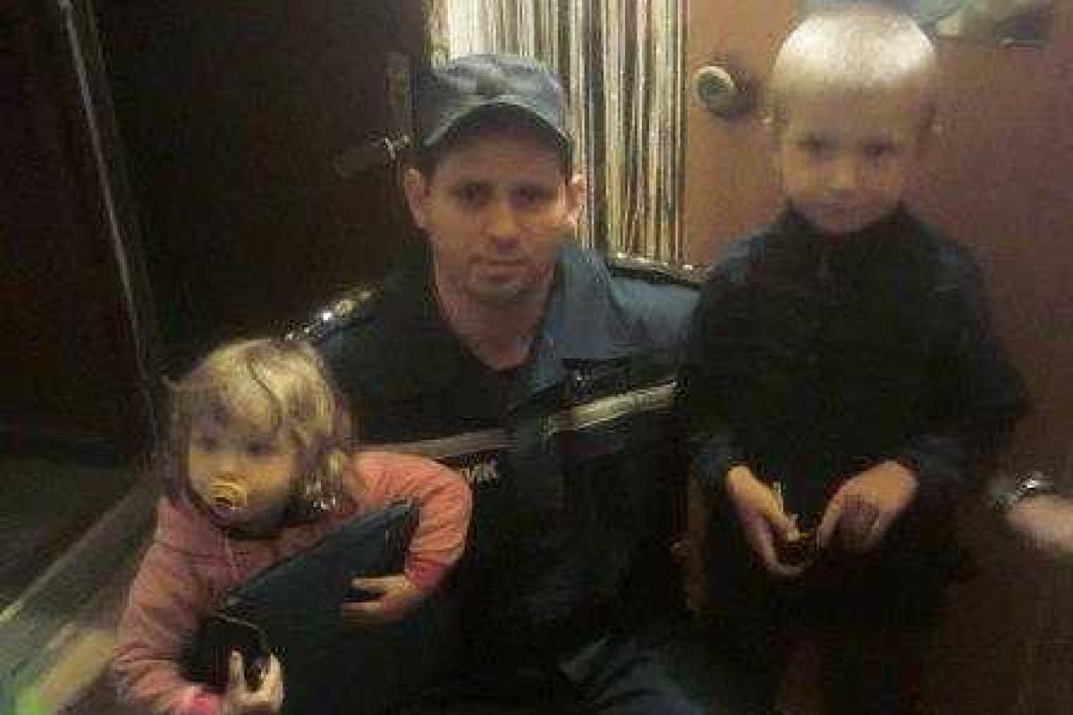 В Днепродзержинске спасатели помогли двум детям, которые замерзали на балконе