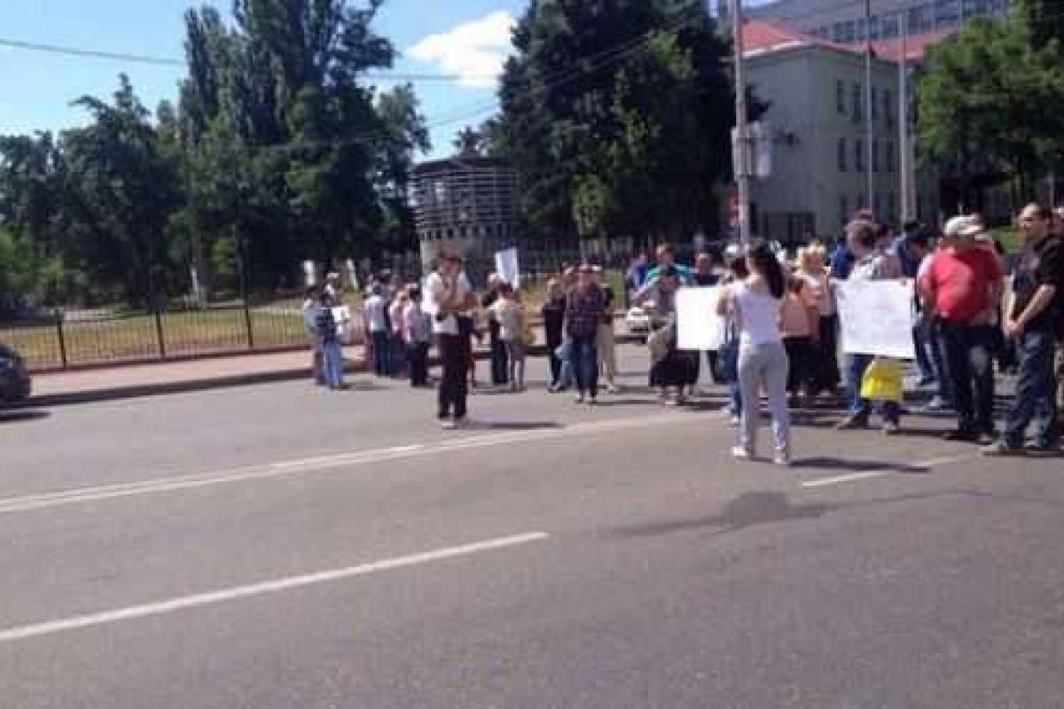 В Киеве владельцы киосков облили технику бензином и заблокировали дорогу В Киеве владельцы киосков облили технику бензином и заблокировали дорогу