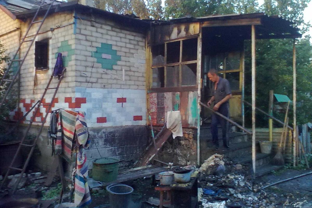 При пожаре в Луганской области хозяин дома получил ожоги При пожаре в Луганской области хозяин дома получил ожоги
