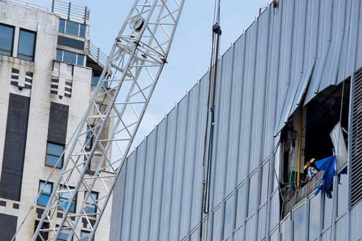 В Нью-Йорке на небоскреб упал строительный кран В Нью-Йорке на небоскреб упал строительный кран