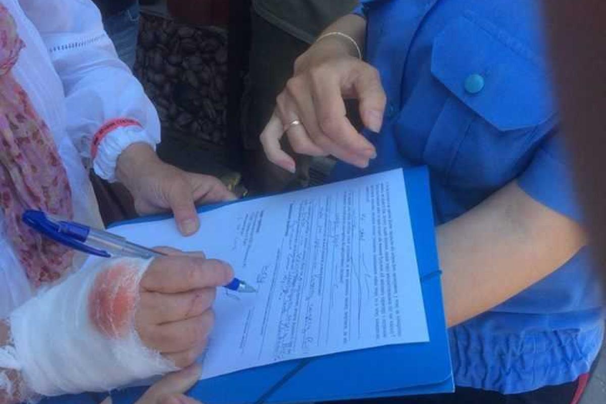 В Киеве раздатчица газеты "Вести" с ножом набросилась на женщину, - очевидец В Киеве раздатчица газеты "Вести" с ножом набросилась на женщину, - очевидец