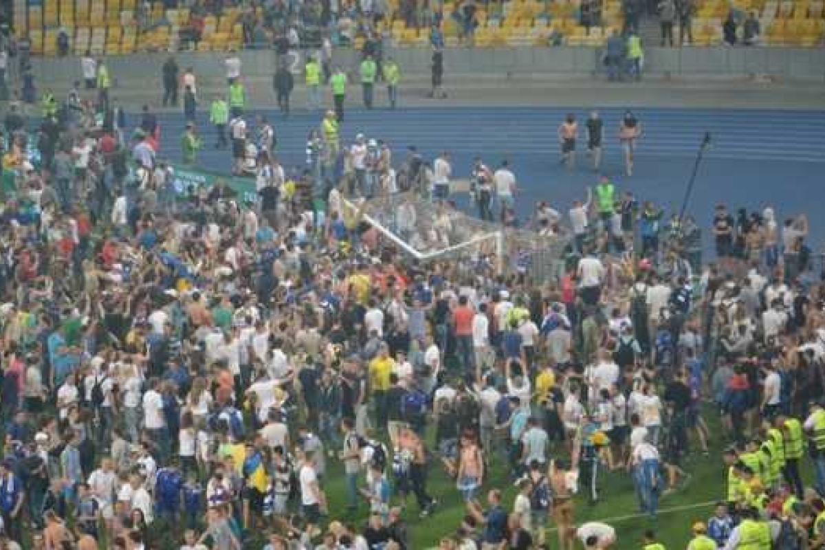 После матча "Динамо" – "Шахтер" на стадионах предлагают установить ограждение После матча "Динамо" – "Шахтер" на стадионах предлагают установить ограждение