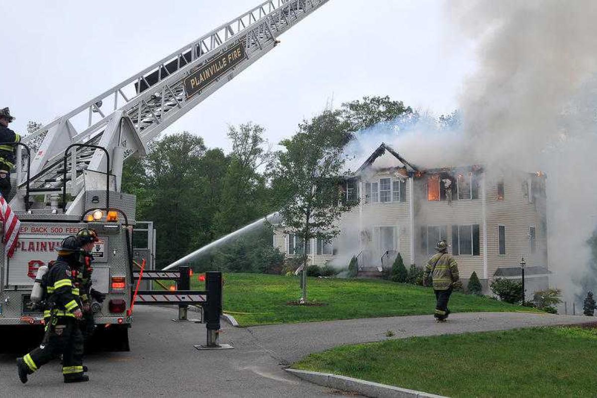 В США самолет упал на жилой дом, есть погибшие