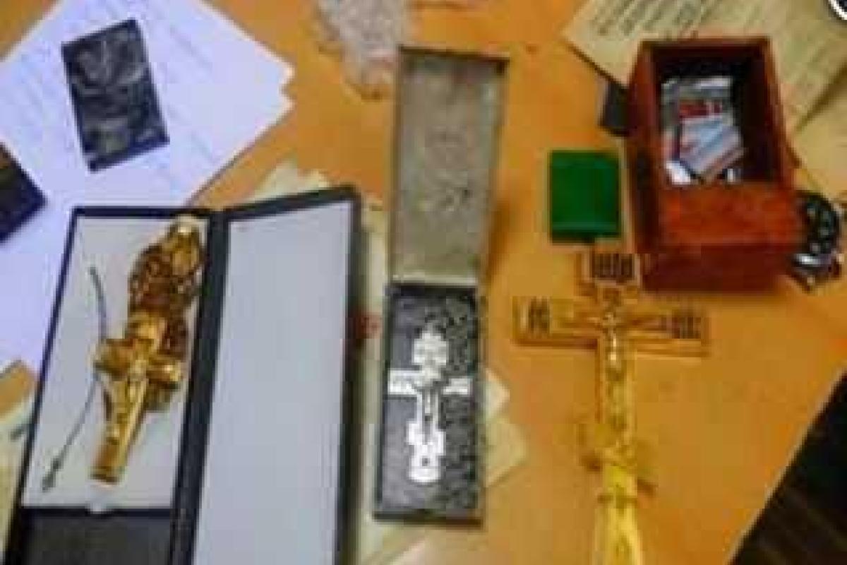 Закарпатские пограничники задержали гражданина Сербии с церковной утварью и книгами