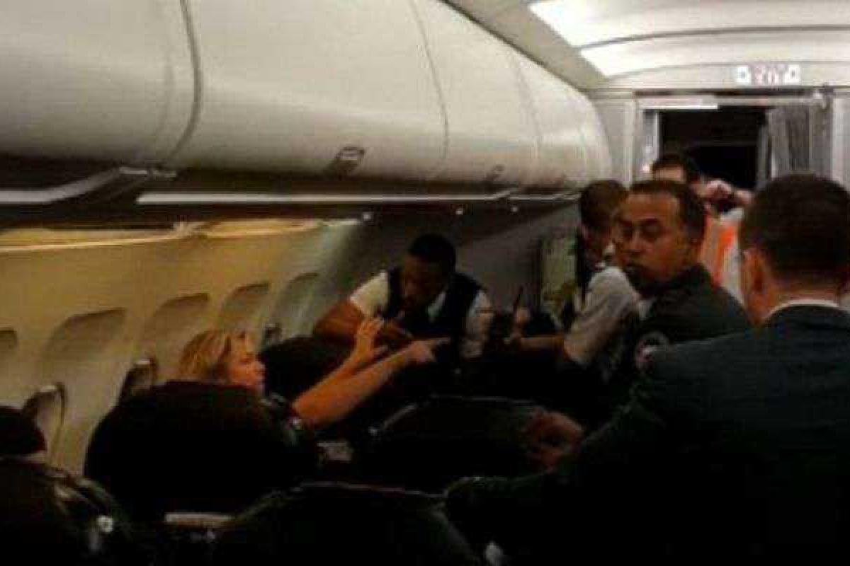 «Путин вас убьет!»: пьяная россиянка сорвала вылет самолета из Парижа