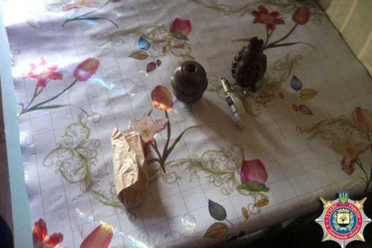 Гранаты в подвесном потолке свей квартиры прятал житель Мариуполя