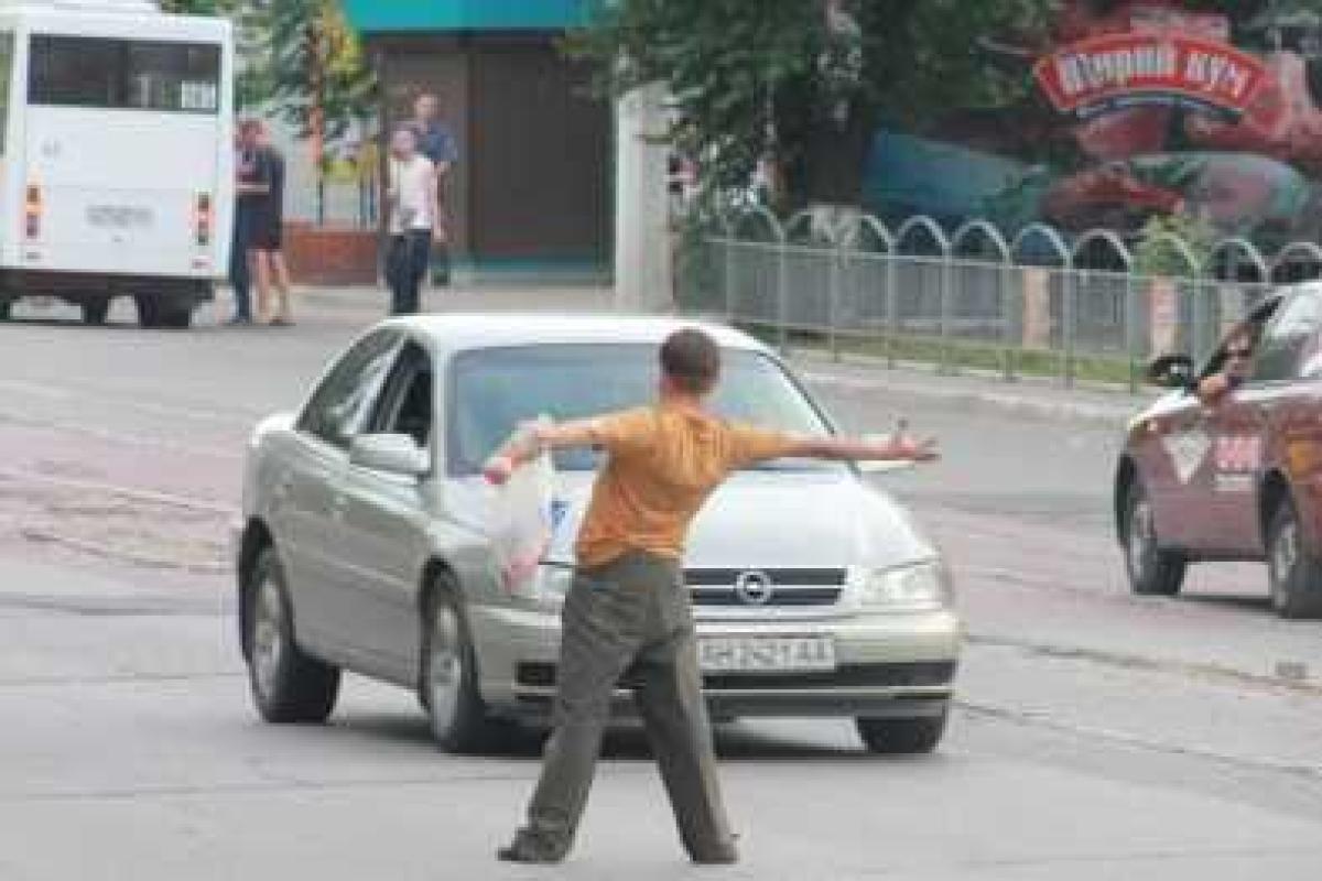 Неадекватный мариуполец останавливал транспорт и требовал алкоголь