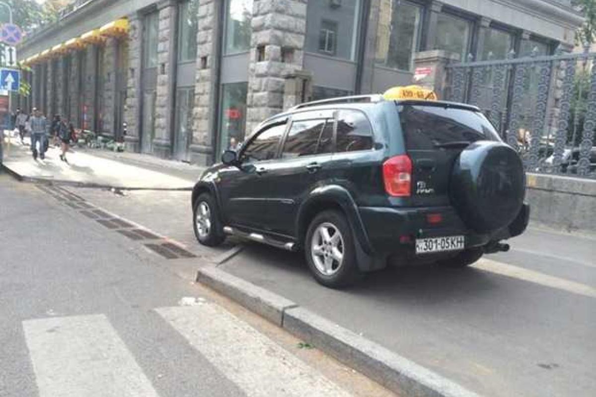 Столичный таксист "загнул" француженке космическую цену за 5 минут езды Столичный таксист "загнул" француженке космическую цену за 5 минут езды