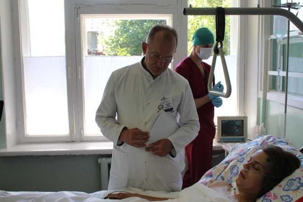25-летнюю медсестру, которой оторвало ноги, врачи через неделю обещают посадить на коляску 25-летнюю медсестру, которой оторвало ноги, врачи через неделю обещают посадить на коляску