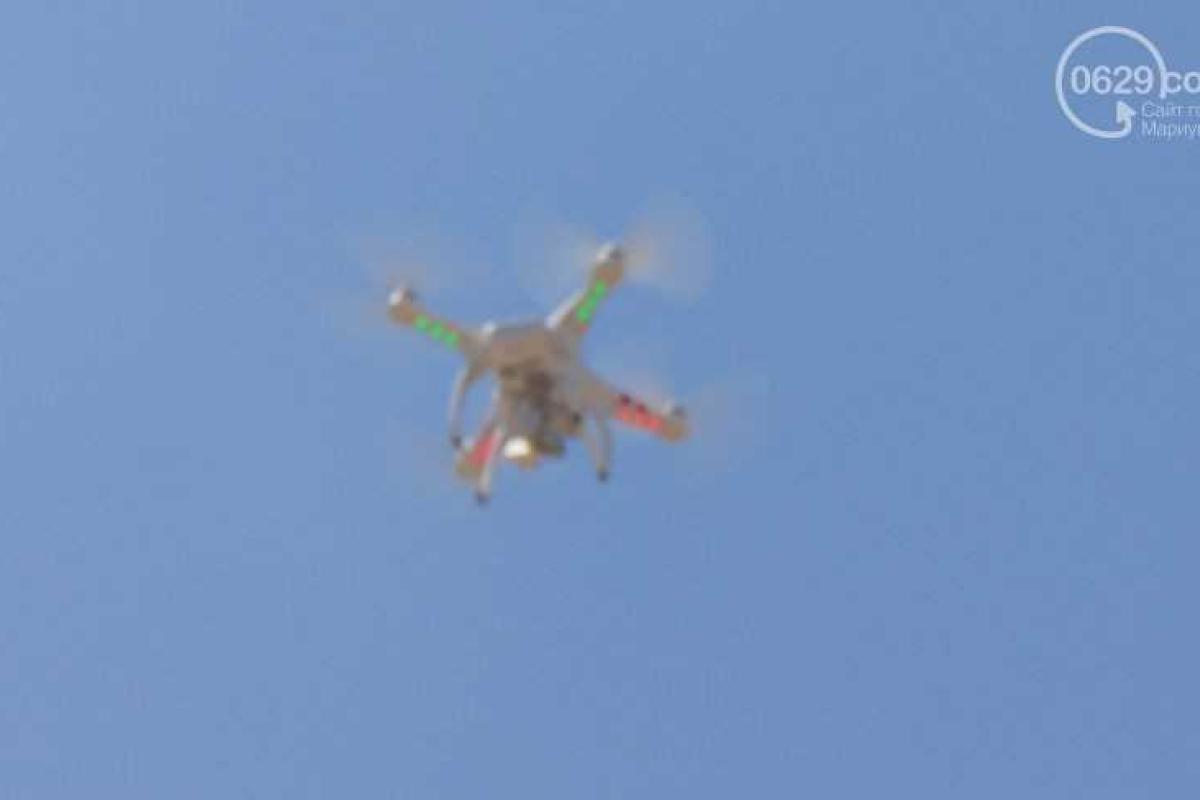 Во время выступления Авакова в Мариуполе в небе появился БПЛА Во время выступления Авакова в Мариуполе в небе появился БПЛА