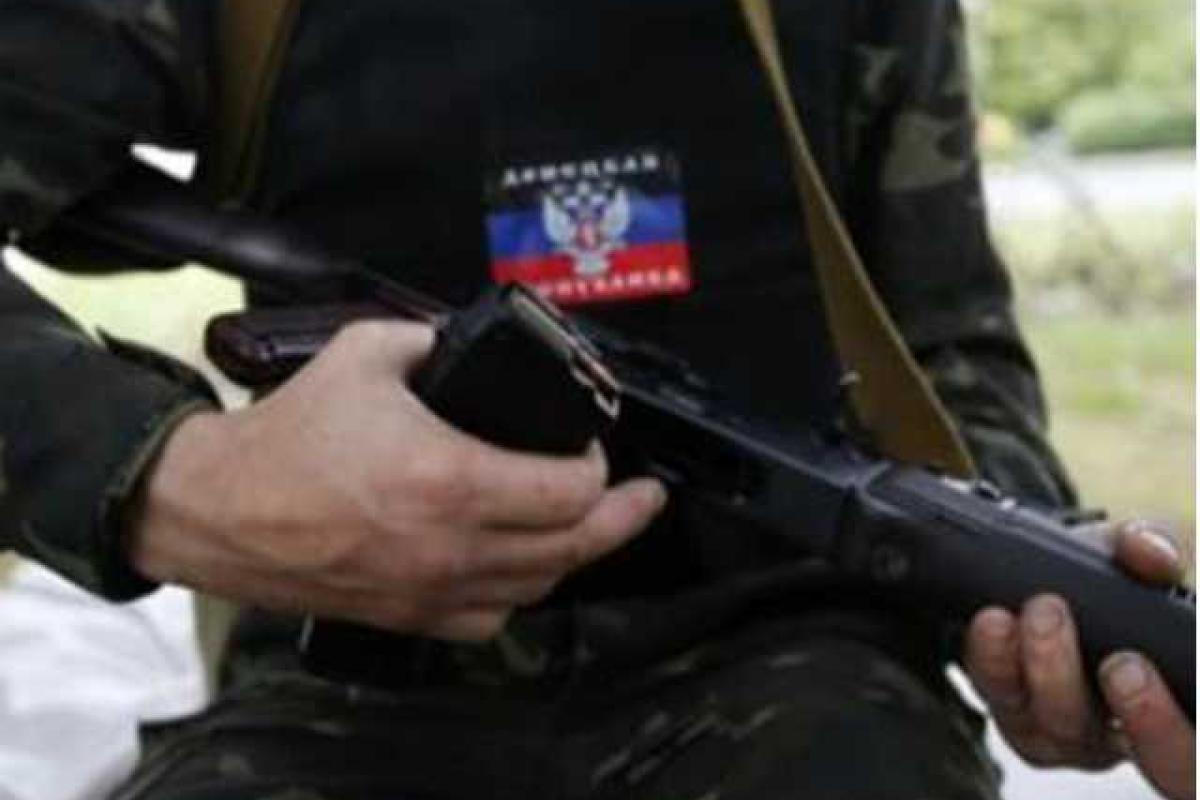 В Широкино боевика "ДНР" во время интервью чуть не убил украинский снайпер В Широкино боевика "ДНР" во время интервью чуть не убил украинский снайпер