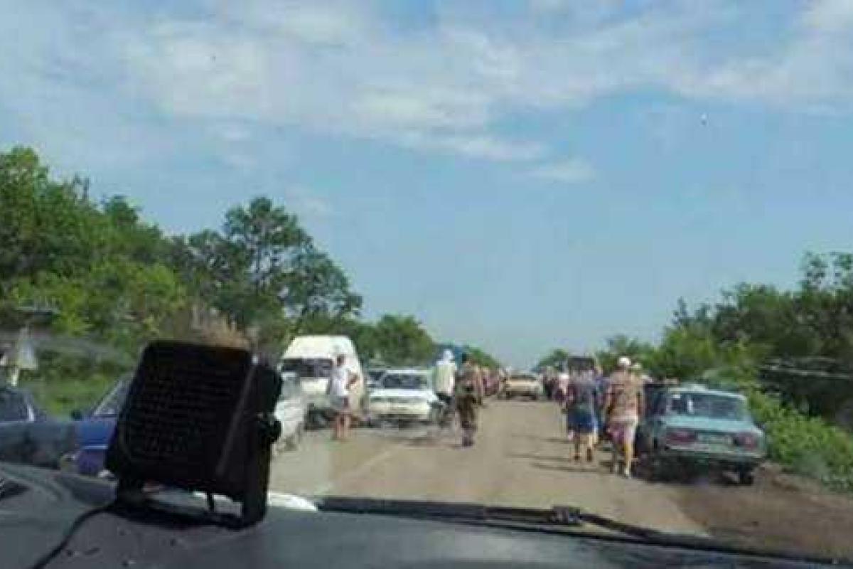 На блокпосту с «ЛНР» в Украину стоит уже просто гигантская очередь автомобилей На блокпосту с «ЛНР» в Украину стоит уже просто гигантская очередь автомобилей