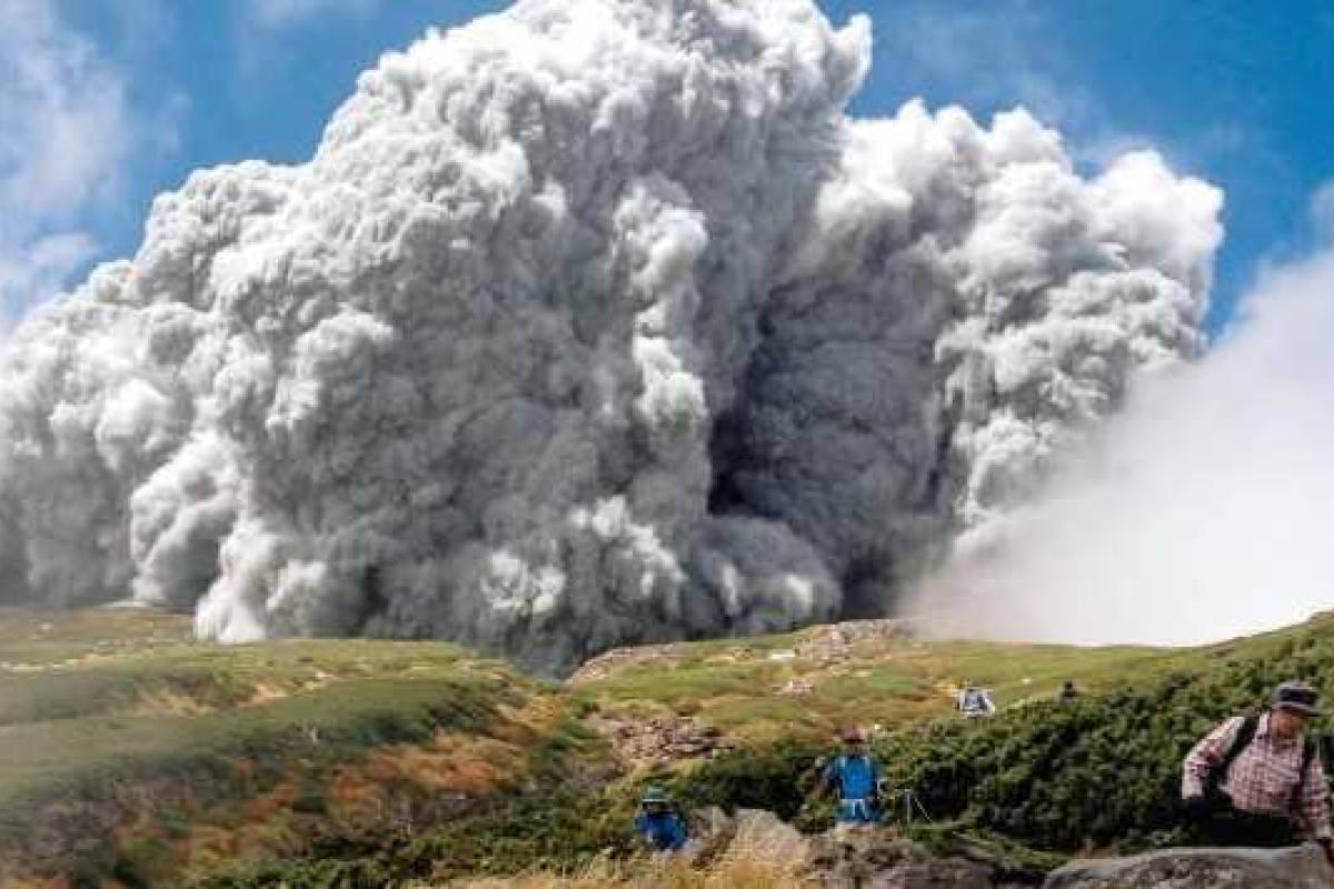 На Филиппинах оживший вулкан засыпал пеплом 22 населенных пункта 