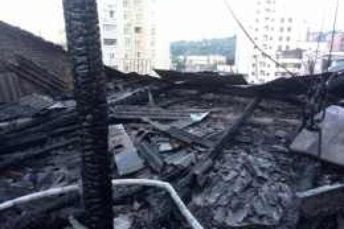 Ночью горела крыша столичной пятиэтажки Ночью горела крыша столичной пятиэтажки