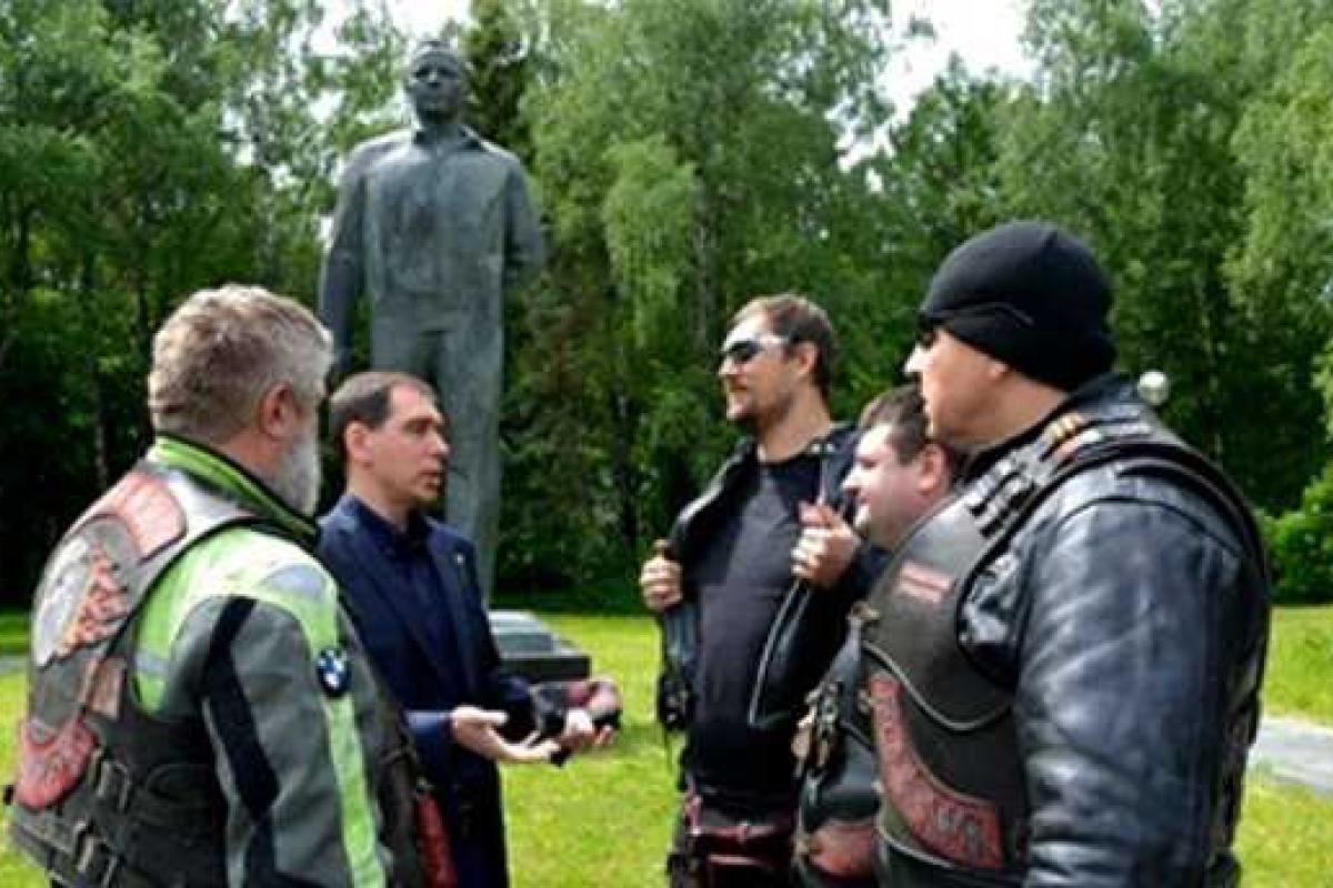 В космосе установят флаг "Ночных волков" В космосе установят флаг "Ночных волков"