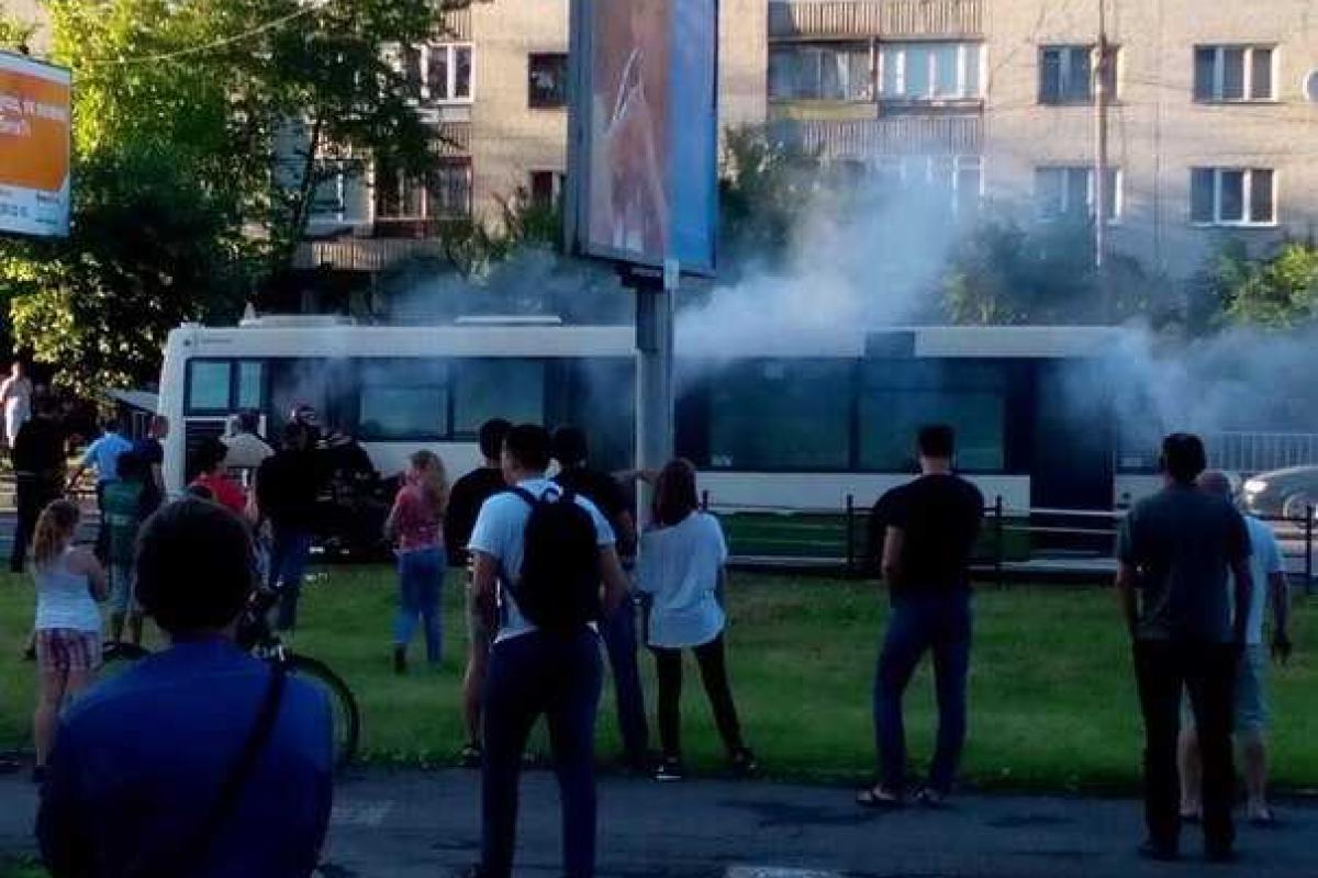Во Львове загорелась маршрутка с пассажирами Во Львове загорелась маршрутка с пассажирами