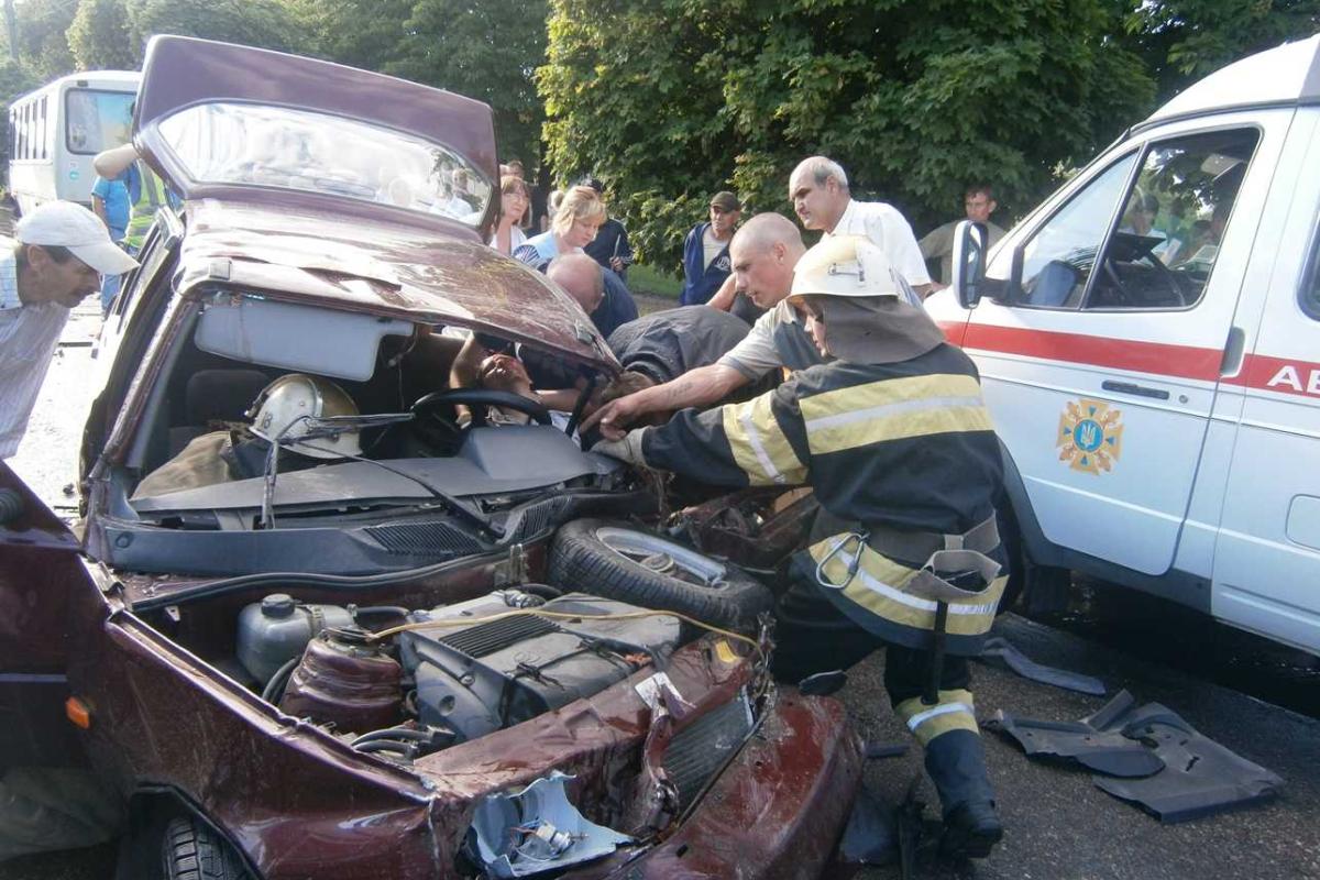 На Кировоградщине спасатели освободили травмированного из "лавушки" автомобиля