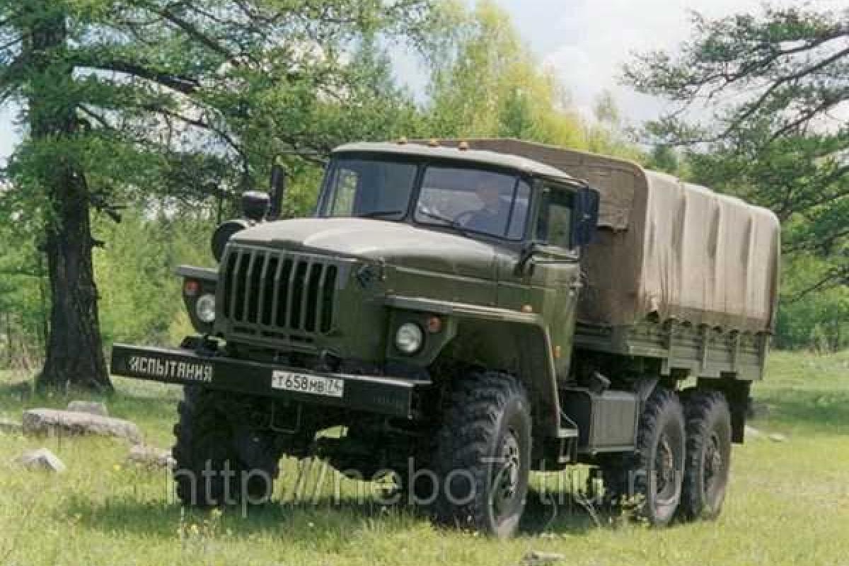 Боевики светофоров не замечают: в районе центрального рынка Горловки «Урал» «наехал» на «Жигули»