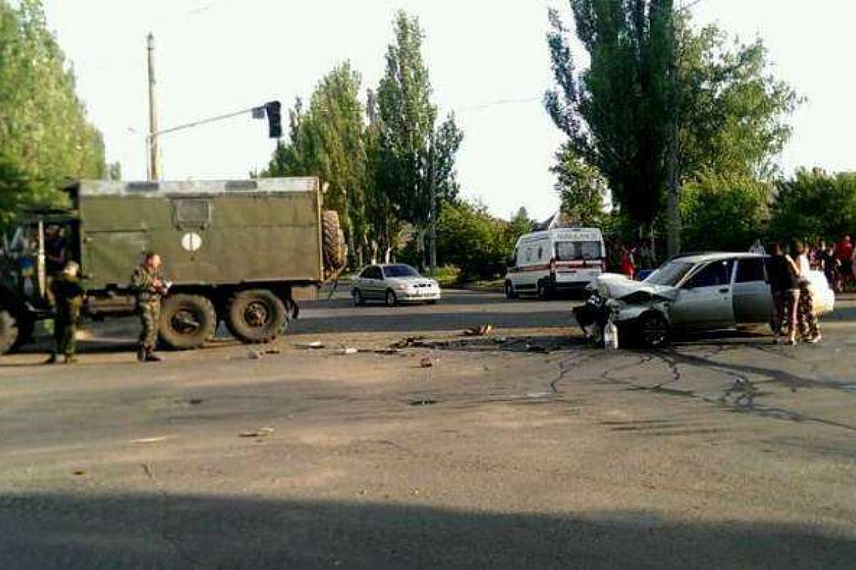 В Артемовске грузовик с военными врезался в легковушку с ребенком В Артемовске грузовик с военными врезался в легковушку с ребенком