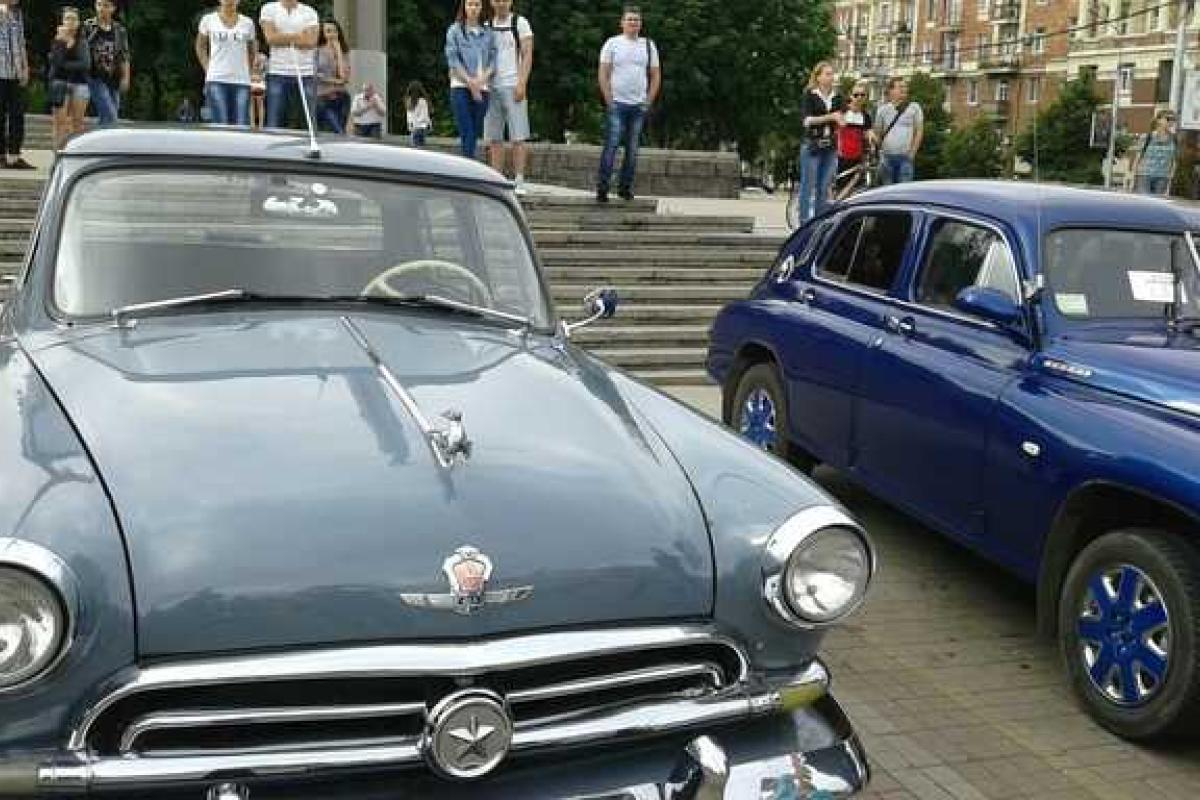 В Донецке на День молодежи жителям показали ретроавтомобили