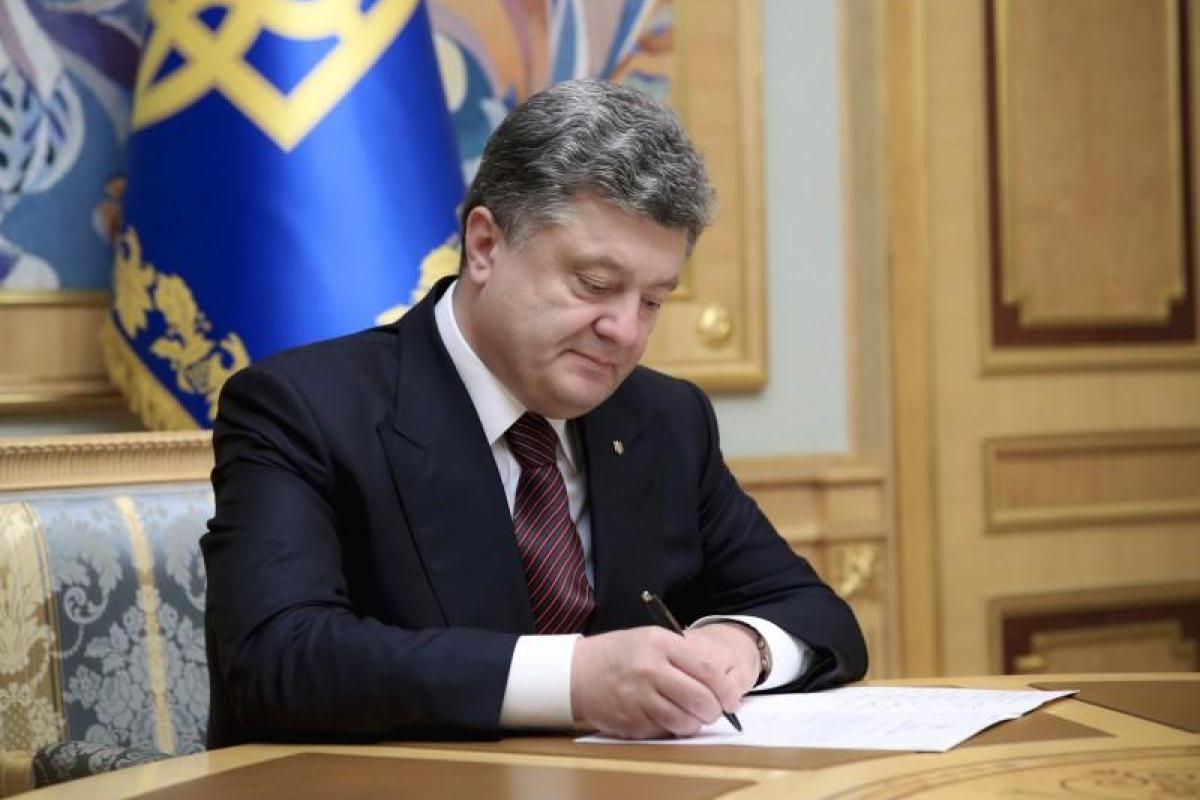 По случаю Дня Конституции Президент наградил 163 человека По случаю Дня Конституции Президент наградил 163 человека
