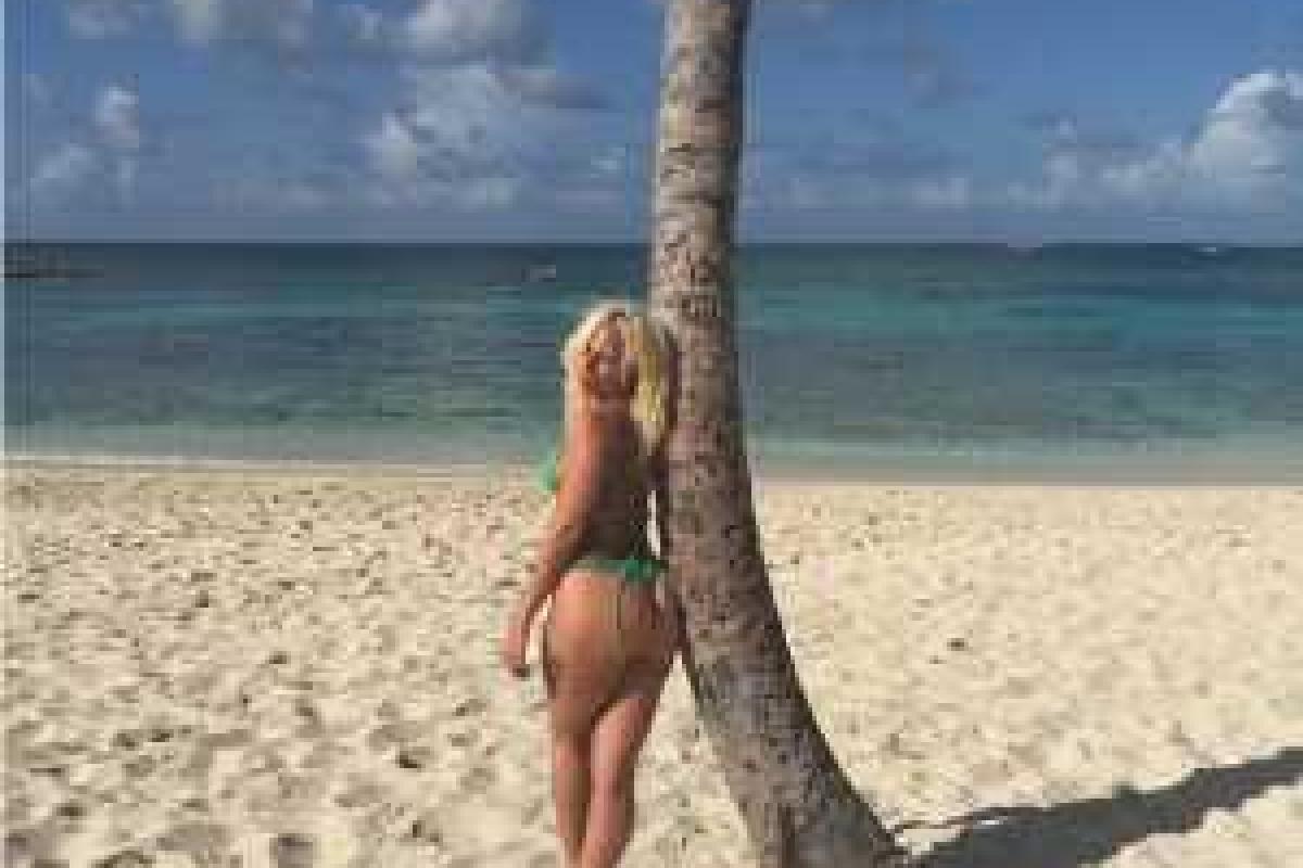 Леди Гага показала откровенные фото с отдыха на Багамах