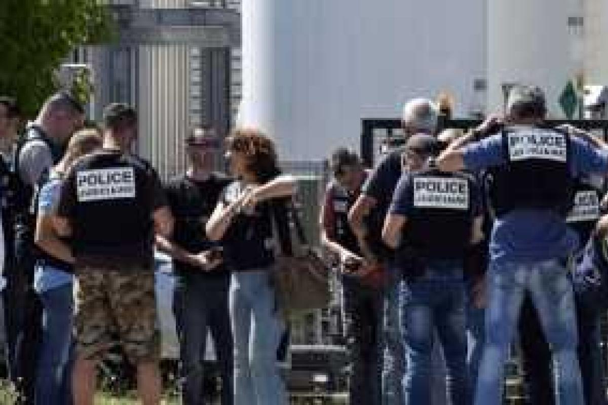 Теракт во Франции: Отрубленная голова на заграждении завода и попытка взрыва