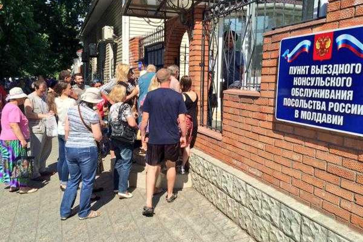 В Приднестровье выстроились очереди за российскими паспортами В Приднестровье выстроились очереди за российскими паспортами