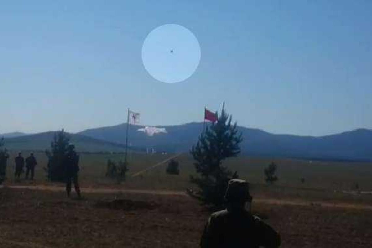 В России с военного самолета с огромной высоты выпала БМД В России с военного самолета с огромной высоты выпала БМД