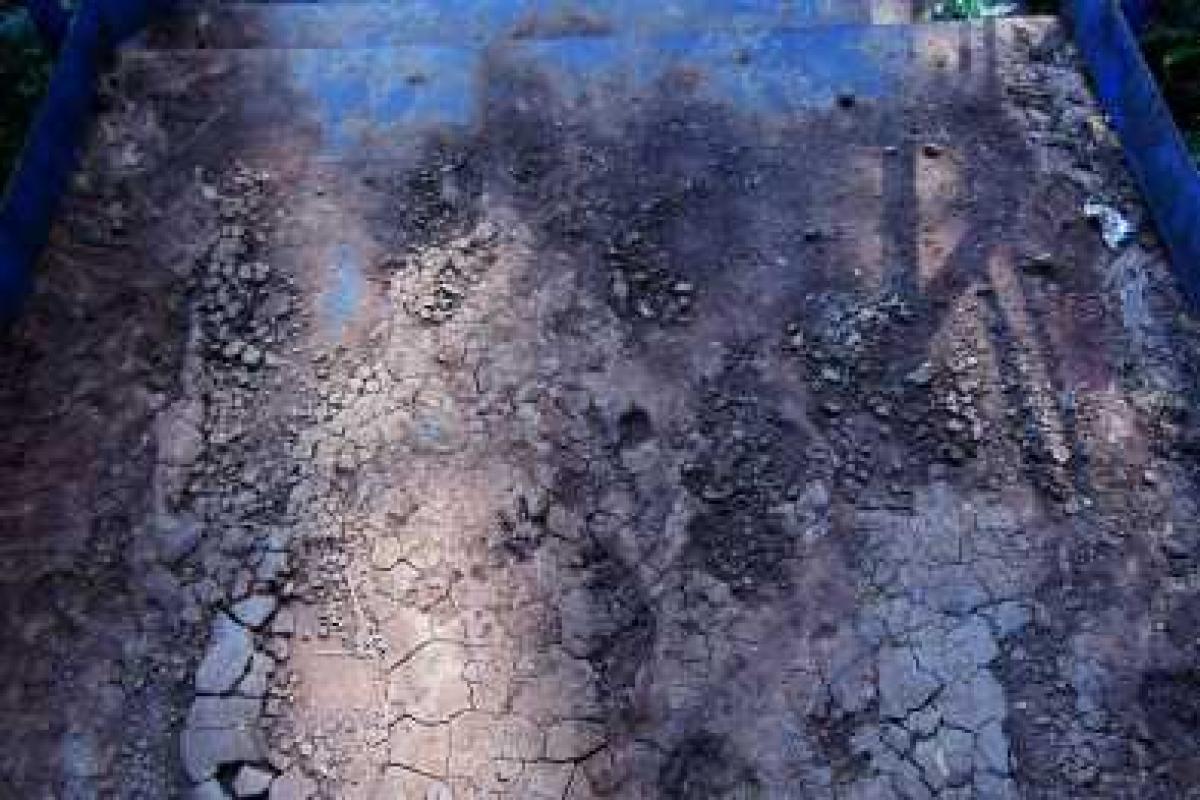 В Мариуполе занесло грязевым потоком проход к морю