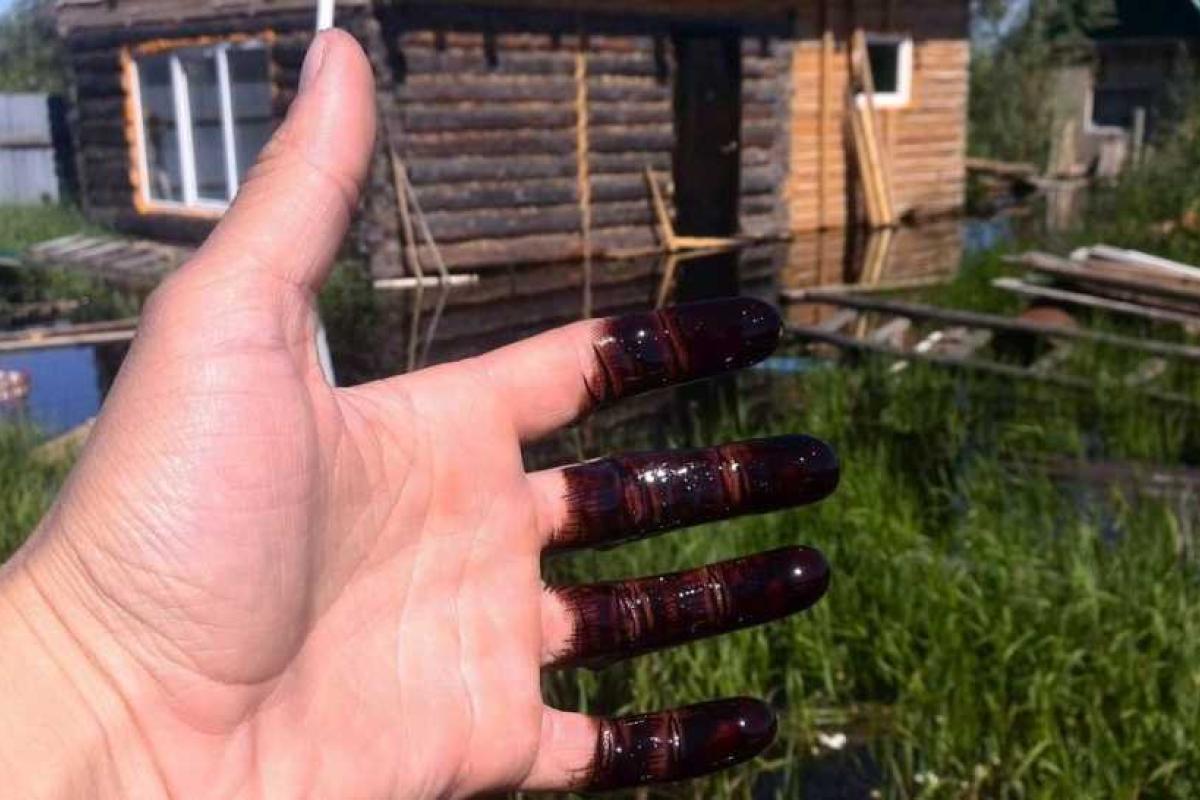 В России город Нефтеюганск затопило нефтью В России город Нефтеюганск затопило нефтью