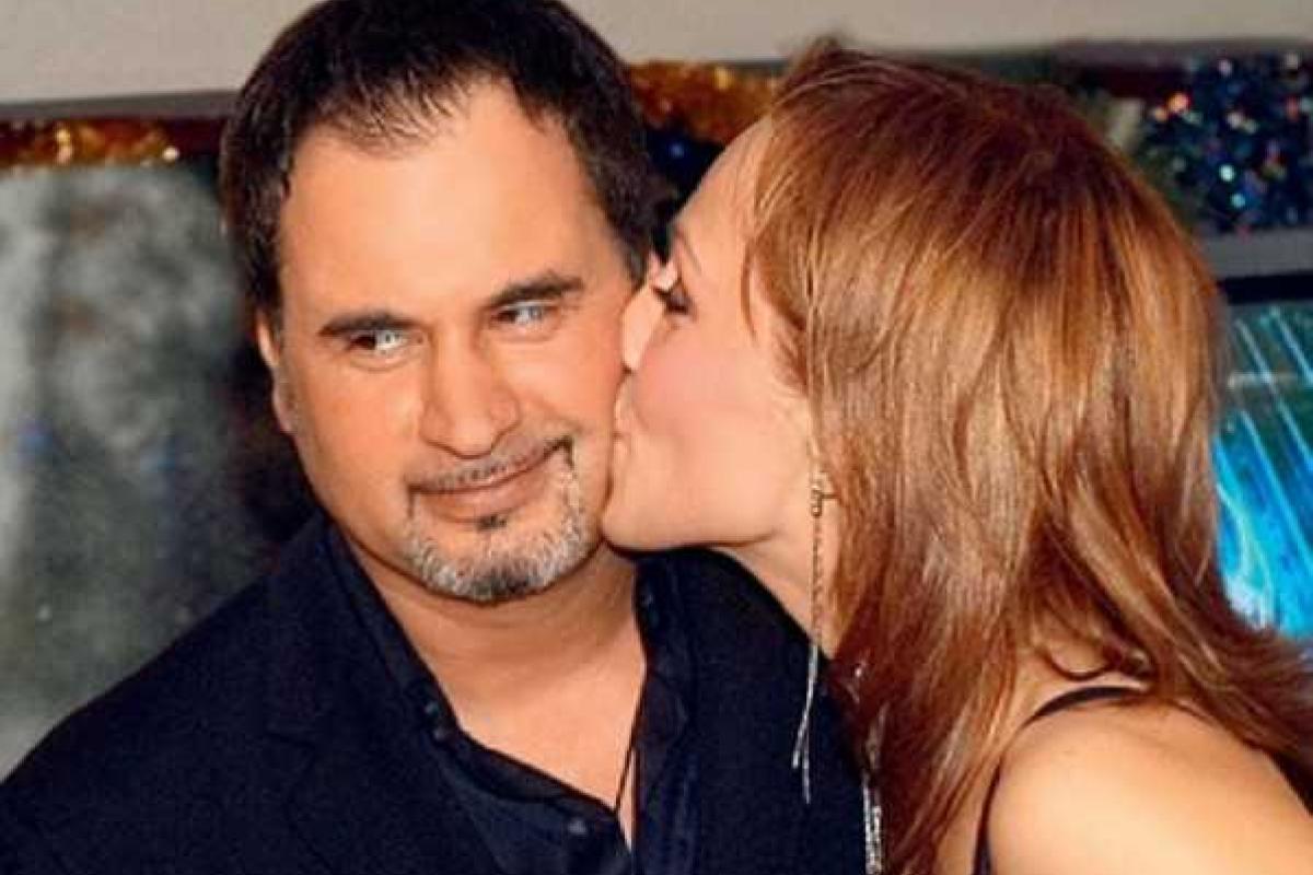 Альбина Джанабаева поздравила мужа его же песнями